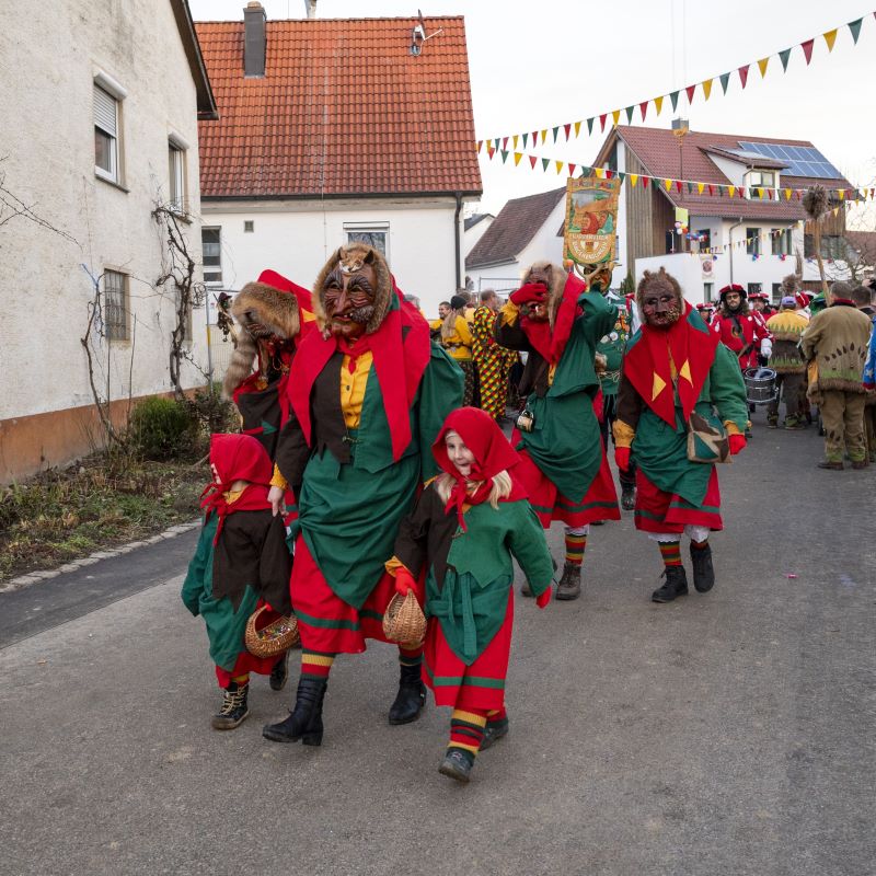 Start des Jubiläumszumzugs in Mieterkingen mit der Laufnummer 1 "Ritterschreck" Mieterkingen.